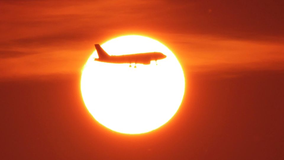 Ein Flugzeug in der Luft
