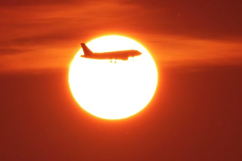 Ein Flugzeug in der Luft