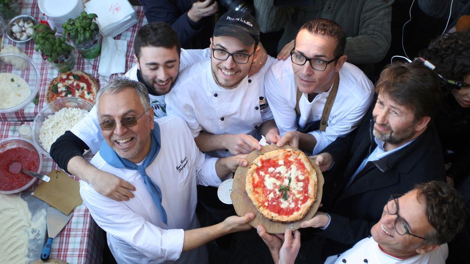 Stolz präsentieren neapolitanische Pizzaioli (italienisch für Pizzabäcker) eine Pizza Margherita, die ab sofort zum Kulturerbe der Menschheit gehört.