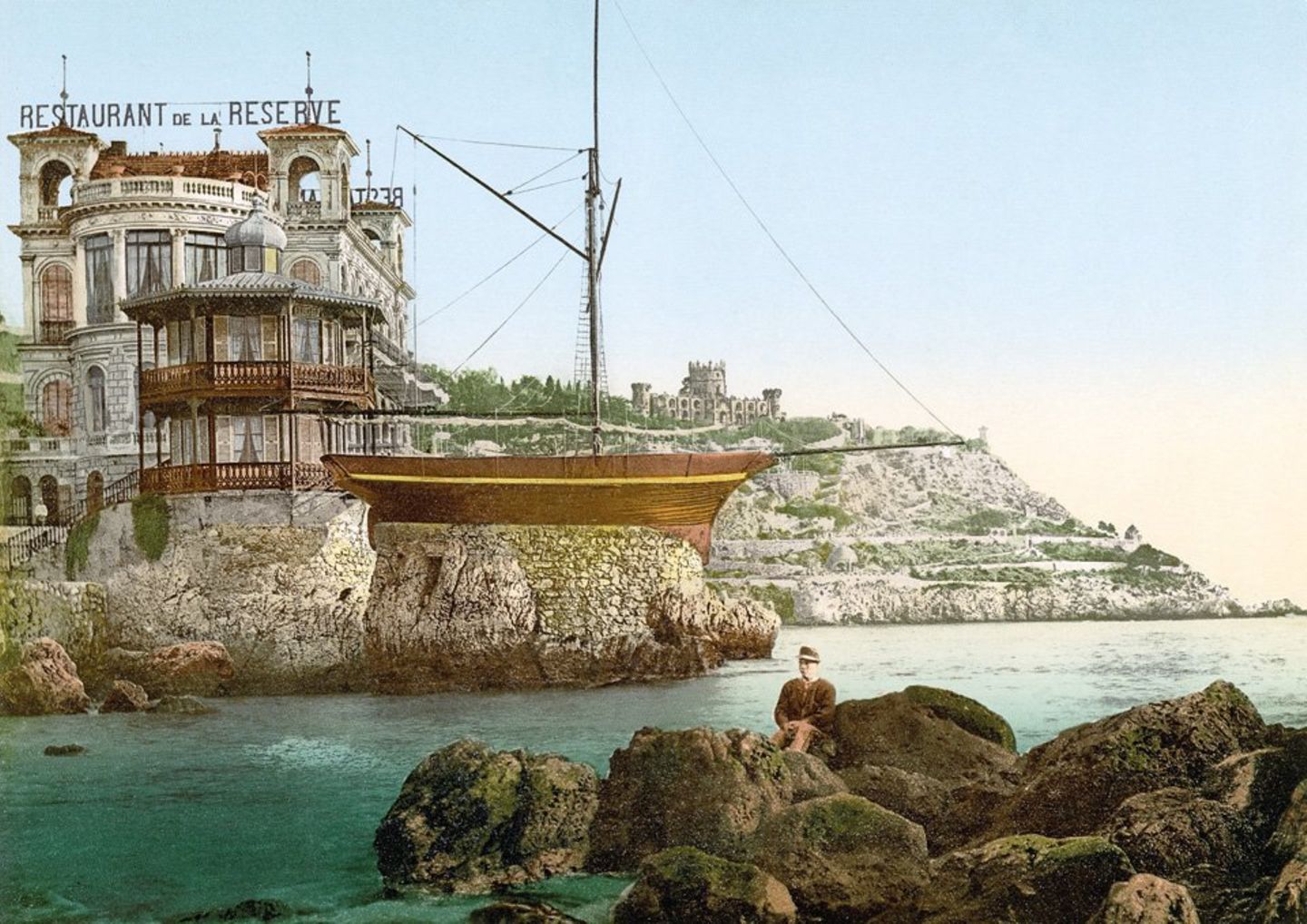 Logbuch der Sehnsucht: Das Aussichtsrestaurant La Réserve oberhalb der Baie des Anges in Nizza: Als die Grafschaft Nizza 1860 an Frankreich fällt, beginnt der Tourismus. Vor allem Engländer überwintern gerne an der Französischen Riviera, begünstigt durch die Eisenbahnstrecke, den Calais-Méditerranée-Express, ab 1886. Das Aussichtsrestaurant La Réserve oberhalb der Baie des Anges in Nizza: Als die Grafschaft Nizza 1860 an Frankreich fällt, beginnt der Tourismus. Vor allem Engländer überwintern gerne an der Französischen Riviera, begünstigt durch die Eisenbahnstrecke, den Calais-Méditerranée-Express, ab 1886.
