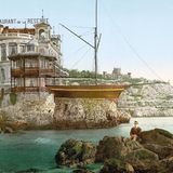 Das Aussichtsrestaurant La Réserve oberhalb der Baie des Anges in Nizza: Als die Grafschaft Nizza 1860 an Frankreich fällt, beginnt der Tourismus. Vor allem Engländer überwintern gerne an der Französischen Riviera, begünstigt durch die Eisenbahnstrecke, den Calais-Méditerranée-Express, ab 1886.