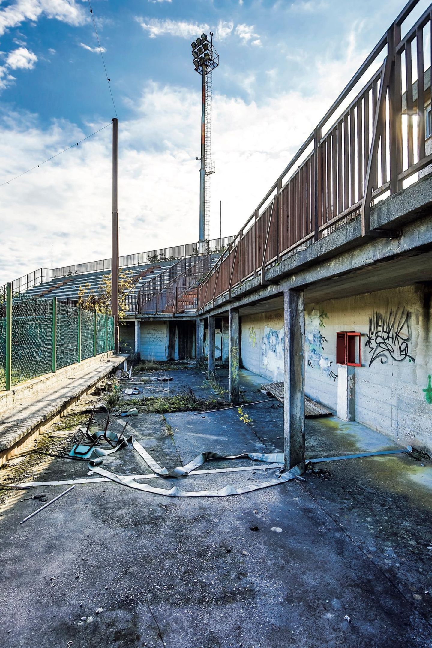 Einst war dieses Stadion Austragungsort einer Europameisterschaft. 2005 wurde der Platz wegen Sicherheitsmängeln behördlich gesperrt.