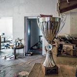 In den Räumlichkeiten stehen heute nicht entwendete Pokale, auf dem Boden liegen nie verkaufte Tickets, und an den Wänden hängen teilweise noch Mannschaftsfotos.