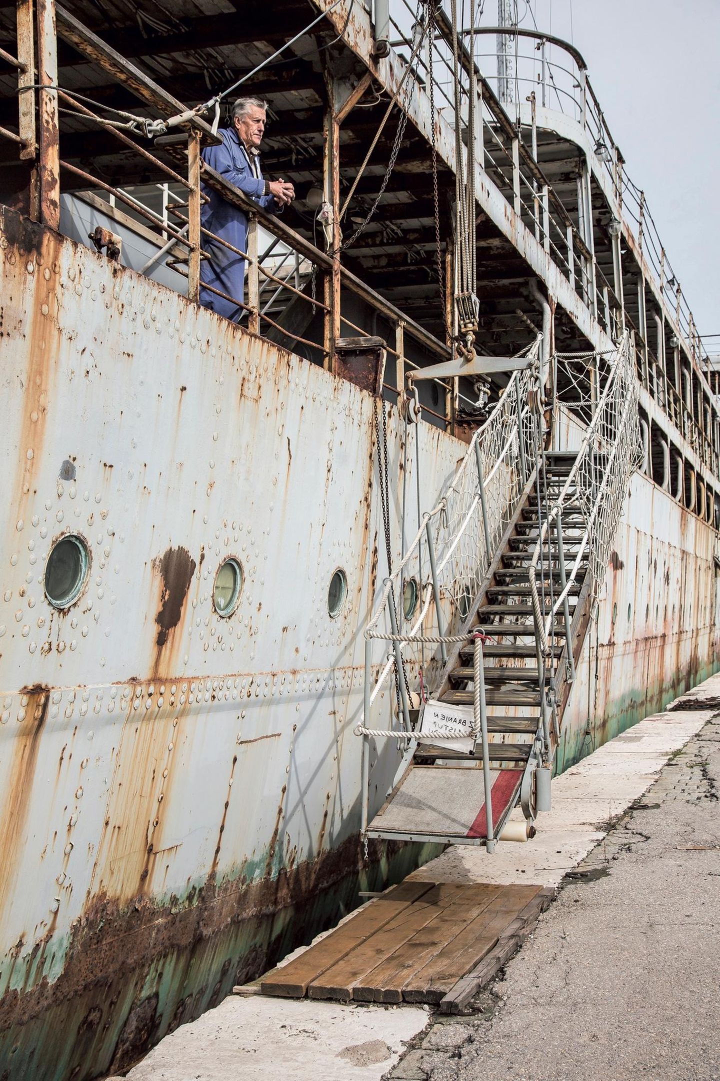 Das 117 Meter lange Schiff rostet heute im Hafen von Rijeka vor sich hin. Kapitän Zeljko Matejciv bewacht das 1938 als Bananendampfer gebaute Objekt.
