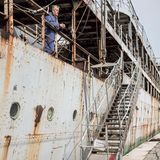 Das 117 Meter lange Schiff rostet heute im Hafen von Rijeka vor sich hin. Kapitän Zeljko Matejciv bewacht das 1938 als Bananendampfer gebaute Objekt.