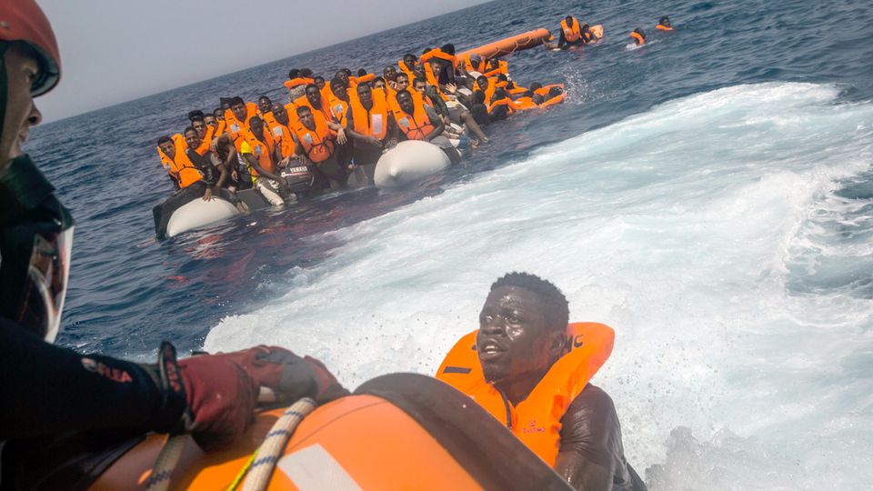 Flüchtlinge werden von einer Hilfsorganisation aus dem Mittelmeer nördlich von Libyen gerettet