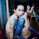 Ein Bild zweier Menschen fotografiert von Luo Yang