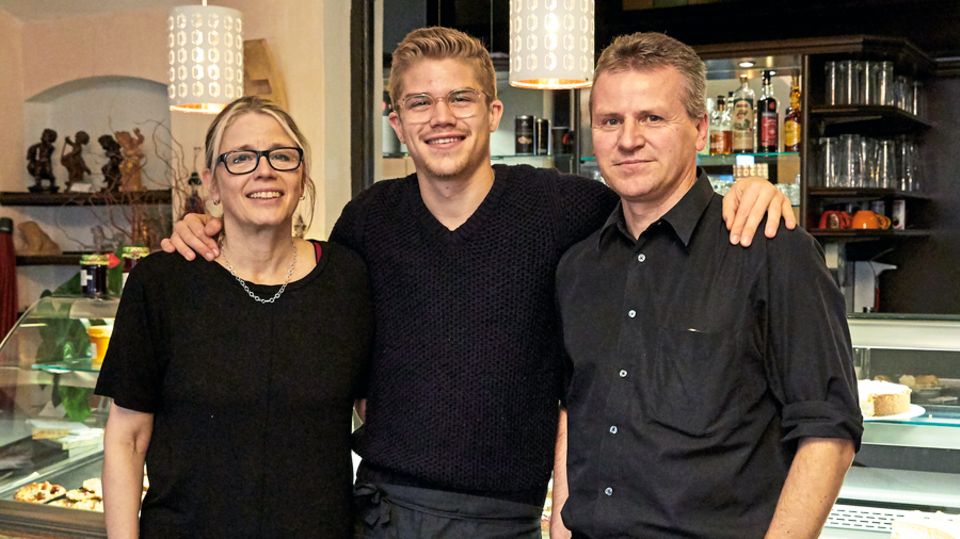 Behinderung im Profisport: Simon zwischen seinen Eltern in ihrem Café "OllArt" im bayerischen Bad Kohlgrub Simon zwischen seinen Eltern in ihrem Café "OllArt" im bayerischen Bad Kohlgrub