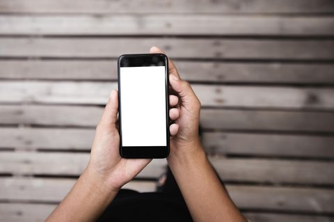 Zwei Hände halten ein Handy