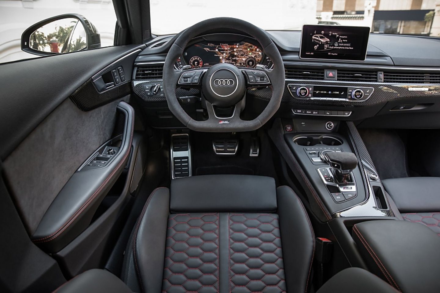 Das Cockpit des Audi RS4 Avant