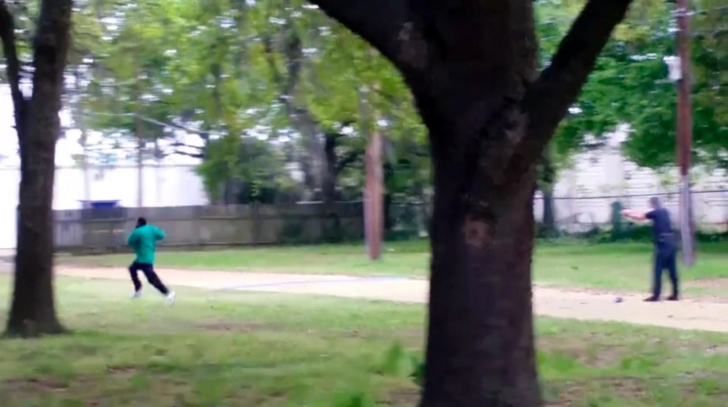 Walter Scott (l.) läuft vor Michael Thomas Slager davon, dieser schießt ihm in den Rücken