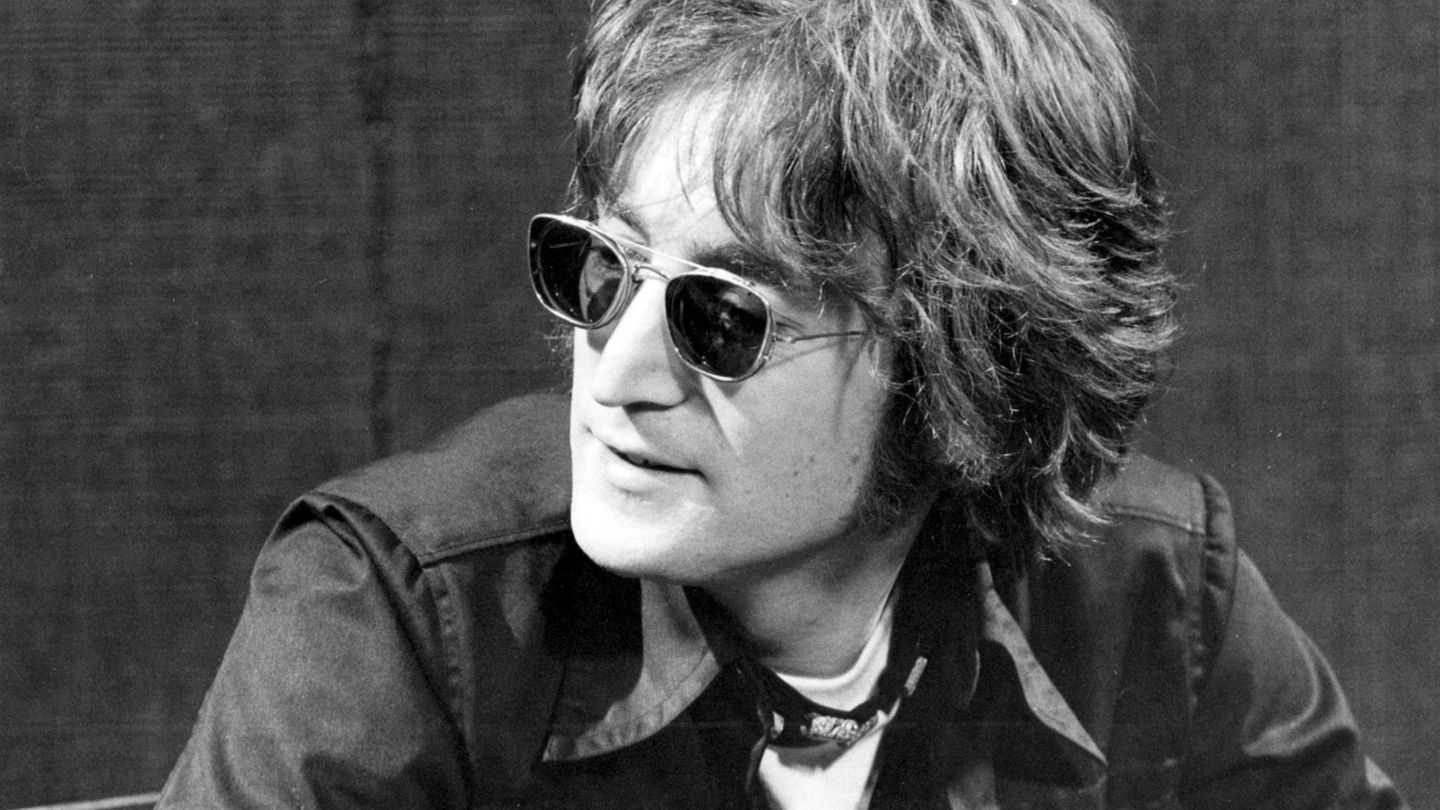 John Lennon / John Lennon 80th Birthday Anniversary Essay Remembering The Beatle Abuse And All 40 Years After His Death / The john lennon collection (сборник, 1982).