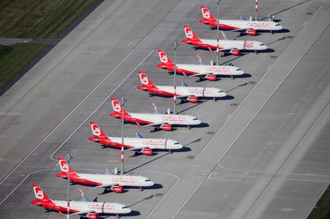 Maschinen der insolventen Air Berlin am Boden: Die Jets sind auf dem Vorfeld des Hauptstadtflughafens BER in Berlin-Schönefeld geparkt.