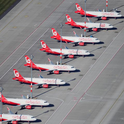 Maschinen der insolventen Air Berlin am Boden: Die Jets sind auf dem Vorfeld des Hauptstadtflughafens BER in Berlin-Schönefeld geparkt.