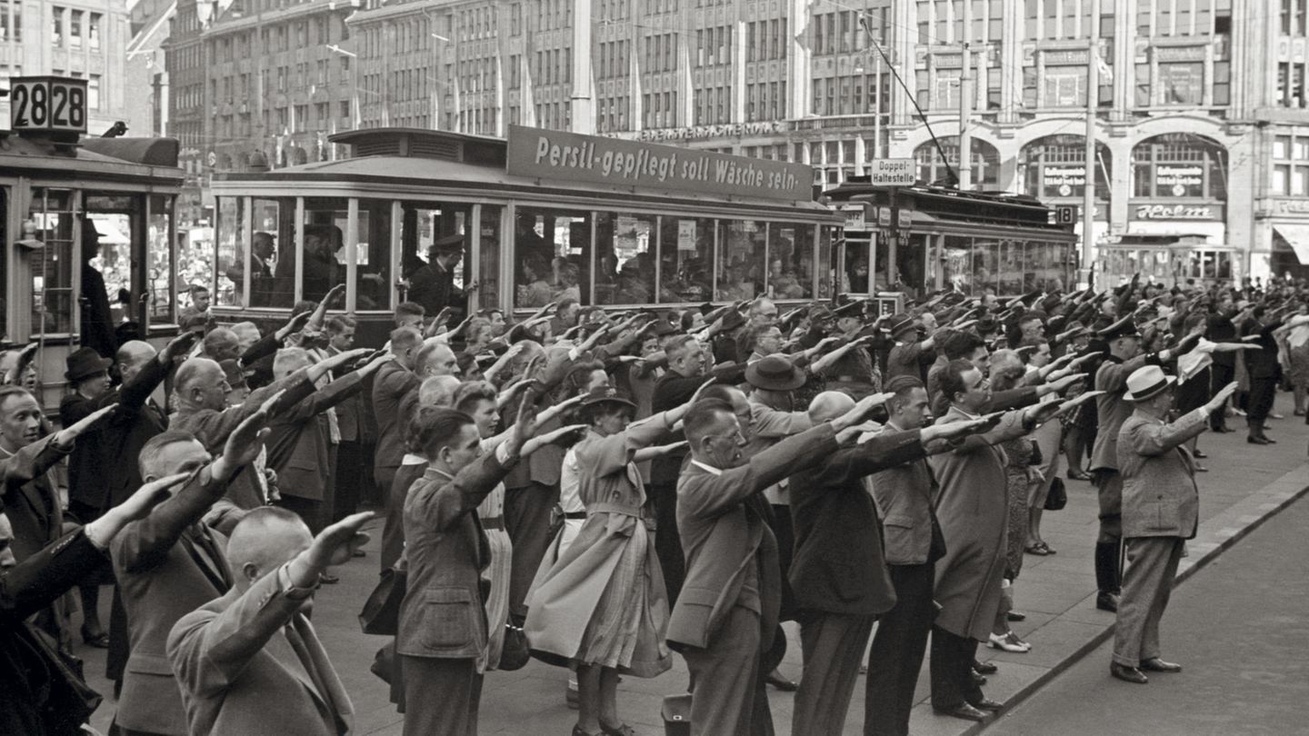 Hamburger auf dem Rathausmarkt mit dem Hitlergruß