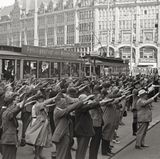 Hamburger auf dem Rathausmarkt mit dem Hitlergruß