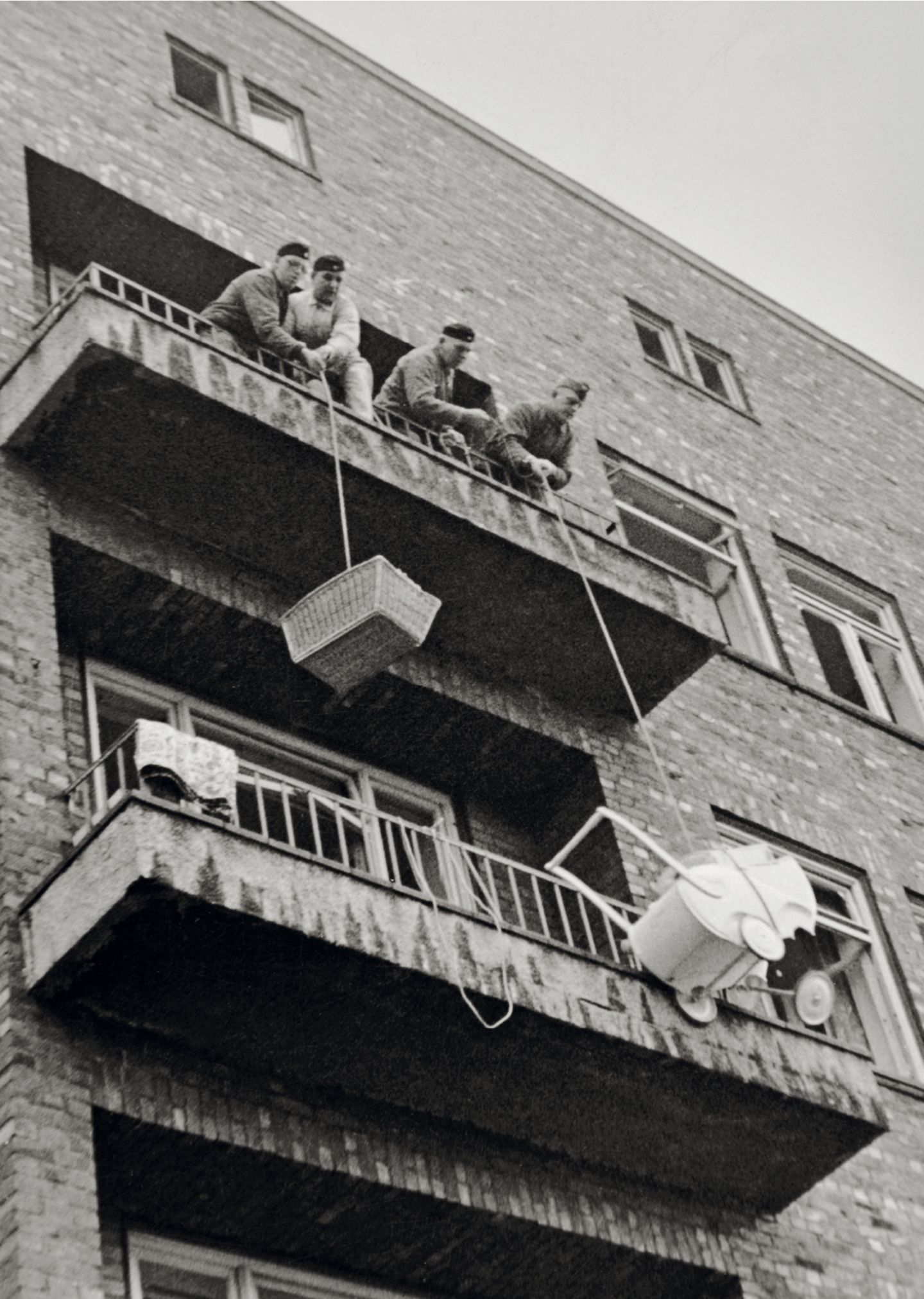 "Hamburg. Krieg und Nachkrieg" Fotografien 1939 - 1949 Hausrat wird geborgen