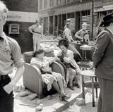 Zwei behütete Damen inmitten der Zerstörung