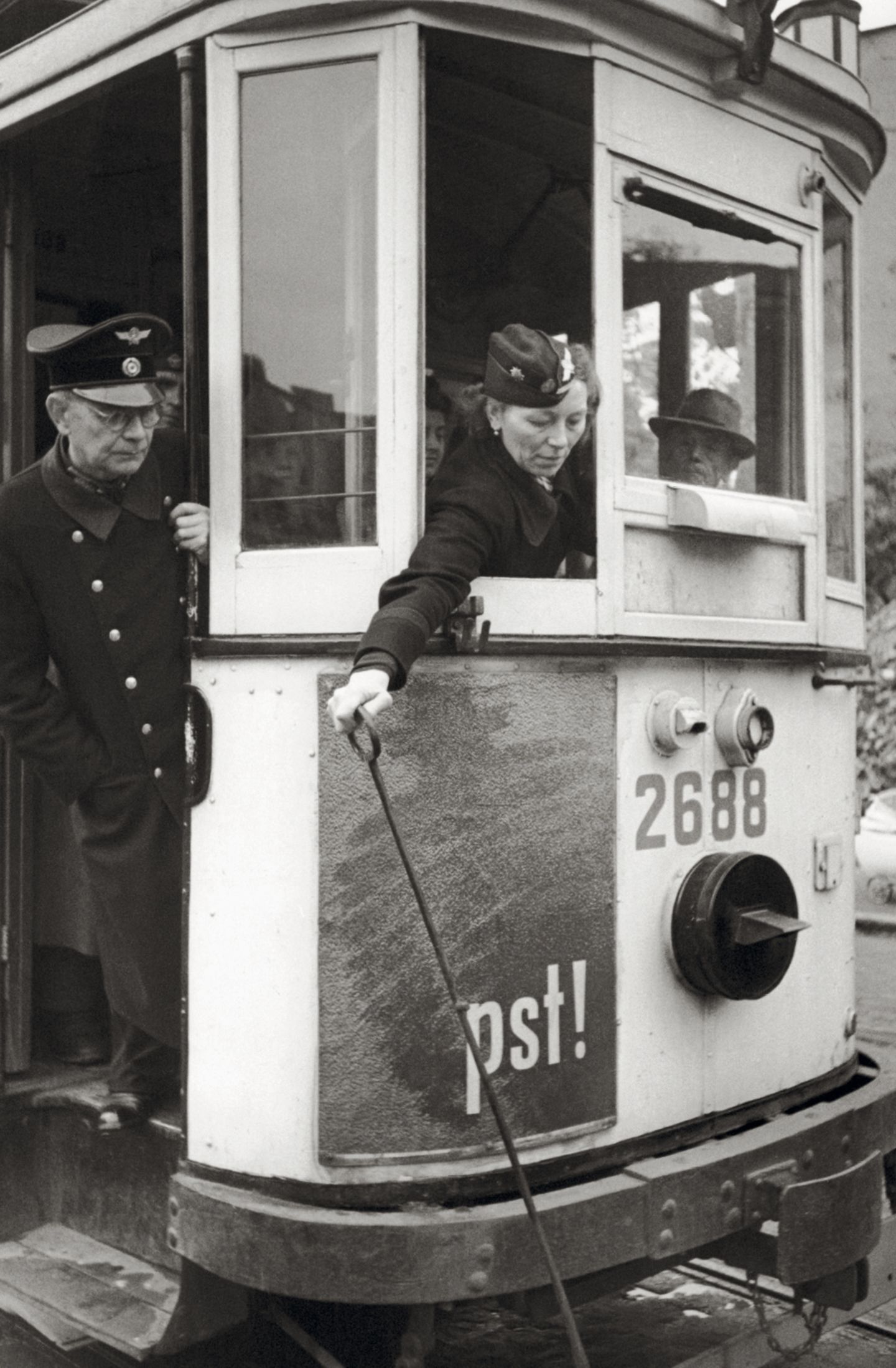 "Hamburg. Krieg und Nachkrieg" Fotografien 1939 - 1949 Im Herbst 1944 werden Frauen zur Straßenbahnfahrerin ausgebildet