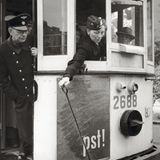 Im Herbst 1944 werden Frauen zur Straßenbahnfahrerin ausgebildet