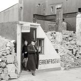 Herrenfriseur im Rest eines Hauses