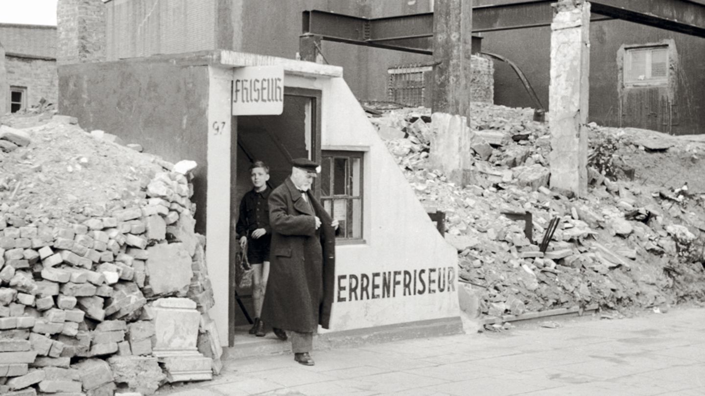 "Hamburg. Krieg und Nachkrieg" Fotografien 1939 - 1949 Herrenfriseur im Rest eines Hauses