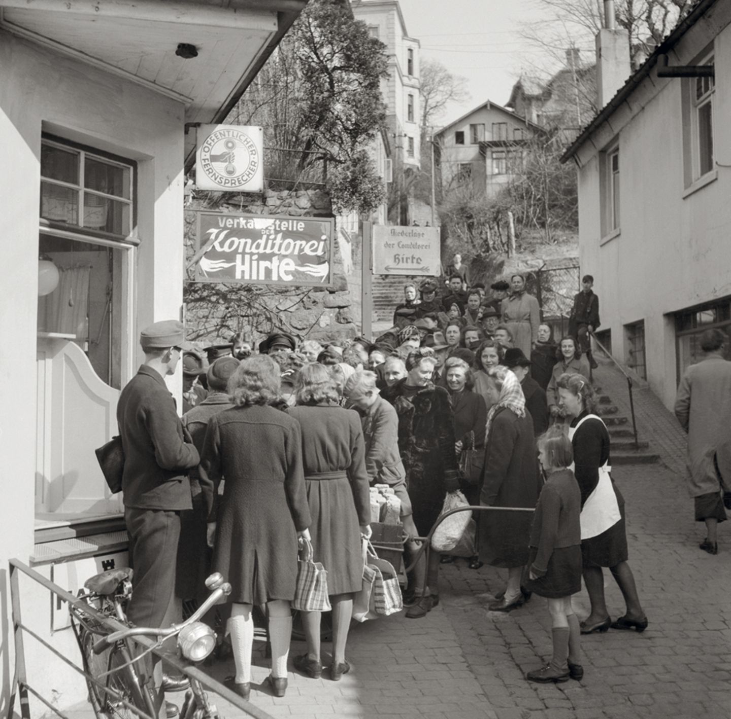 "Hamburg. Krieg und Nachkrieg" Fotografien 1939 - 1949 Schlange vor einer Konditorei