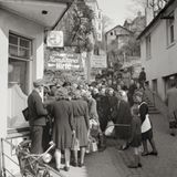 Schlange vor einer Konditorei