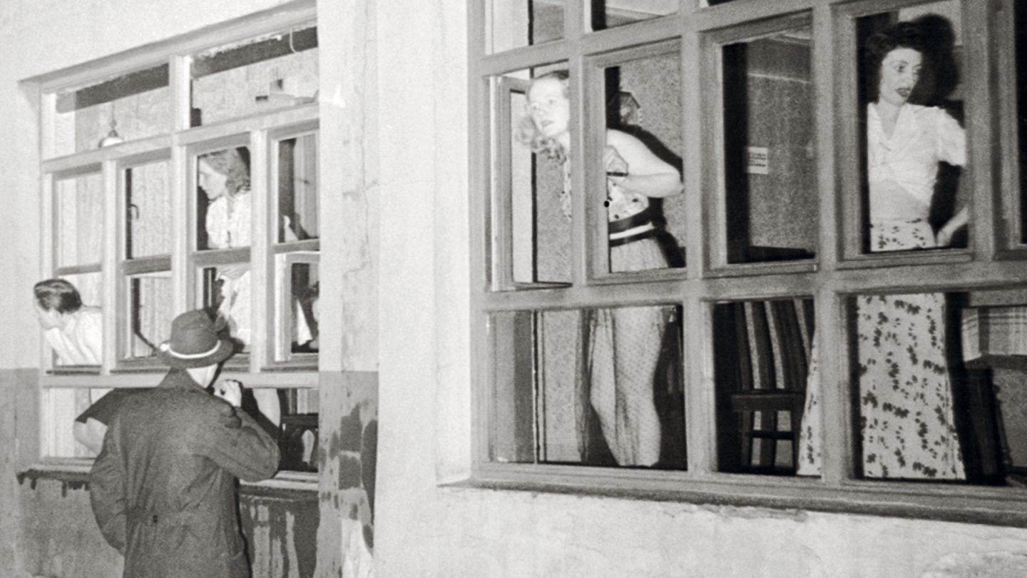 "Hamburg. Krieg und Nachkrieg" Fotografien 1939 - 1949 Prostitution in der Herbertstraße, St. Pauli