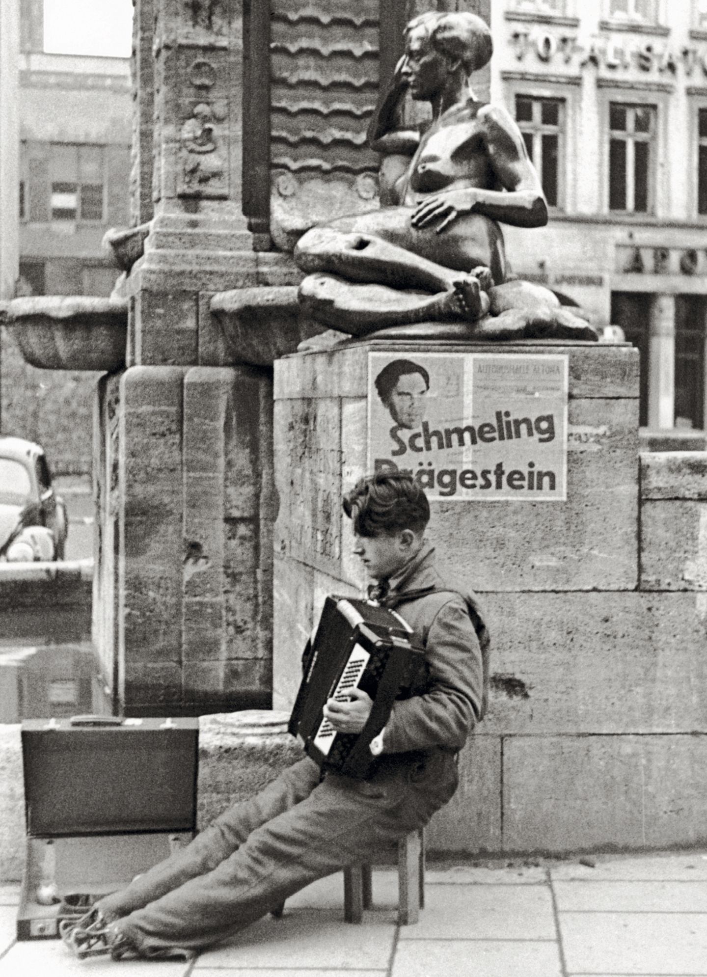 Kriegsversehrter am Mönkebergbrunnen