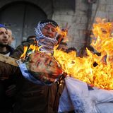 Palästinensische Demonstranten verbrennen ein Trump-Bild