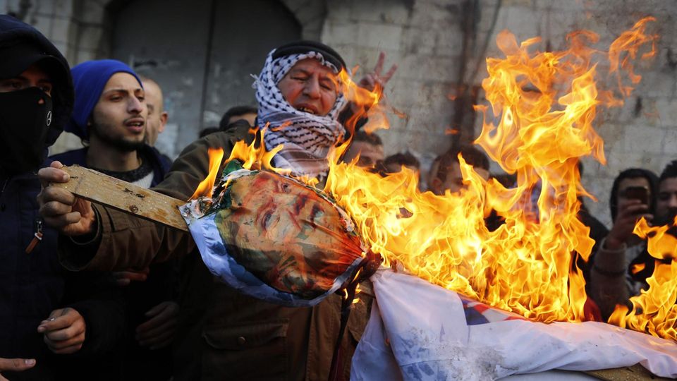 Palästinensische Demonstranten verbrennen ein Trump-Bild