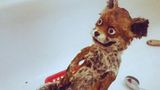 Ein ausgestopfter Fuchs mit verrückten Augen sitzt in einer Badewanne