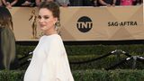 Januar, Screen Actors Guild Awards, Los Angeles  Hui Buh das Schlossgespenst? Nein, die hochschwangere Natalie Portman in einem weißen Kaftan. Rund drei Wochen später wurde ihre Tochter Amalia geboren, weshalb Portman trotz Nominierung nicht zur Oscar-Verleihung kommen konnte.
