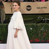 Januar, Screen Actors Guild Awards, Los Angeles  Hui Buh das Schlossgespenst? Nein, die hochschwangere Natalie Portman in einem weißen Kaftan. Rund drei Wochen später wurde ihre Tochter Amalia geboren, weshalb Portman trotz Nominierung nicht zur Oscar-Verleihung kommen konnte.