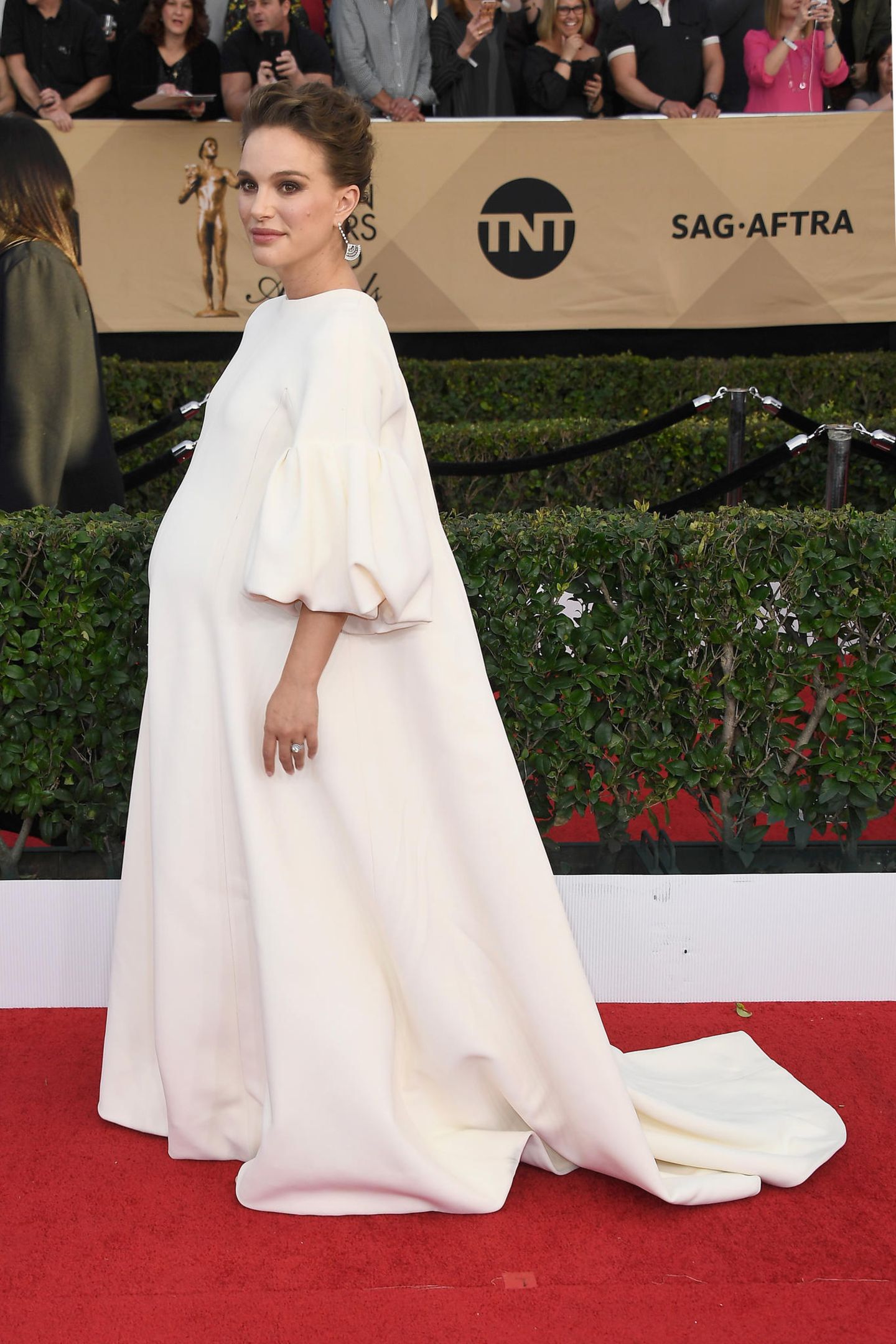 Stylewatch: Januar, Screen Actors Guild Awards, Los Angeles Hui Buh das Schlossgespenst? Nein, die hochschwangere Natalie Portman in einem weißen Kaftan. Rund drei Wochen später wurde ihre Tochter Amalia geboren, weshalb Portman trotz Nominierung nicht zur Oscar-Verleihung kommen konnte. Januar, Screen Actors Guild Awards, Los Angeles Hui Buh das Schlossgespenst? Nein, die hochschwangere Natalie Portman in einem weißen Kaftan. Rund drei Wochen später wurde ihre Tochter Amalia geboren, weshalb Portman trotz Nominierung nicht zur Oscar-Verleihung kommen konnte.