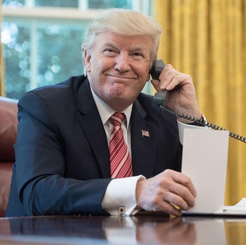 Donald Trump sitzt im Oval Office am Telefon
