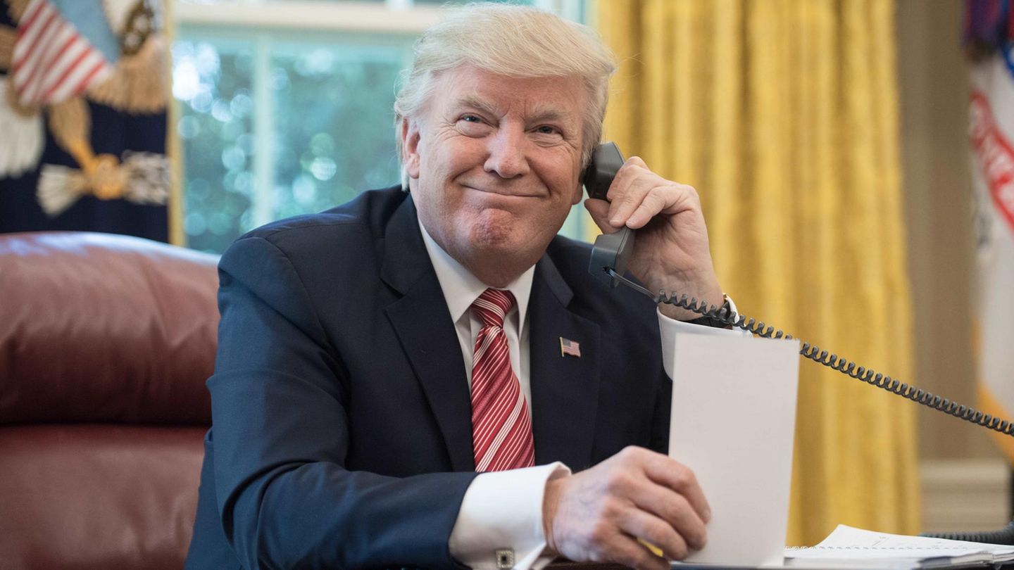 Donald Trump sitzt im Oval Office am Telefon