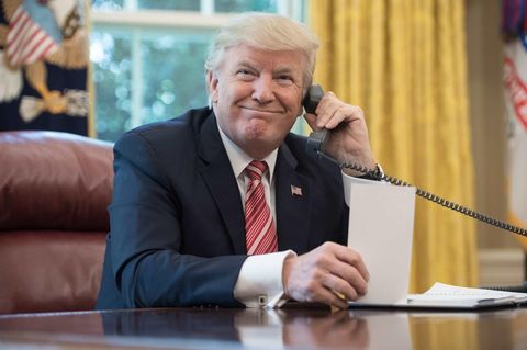Donald Trump sitzt im Oval Office am Telefon