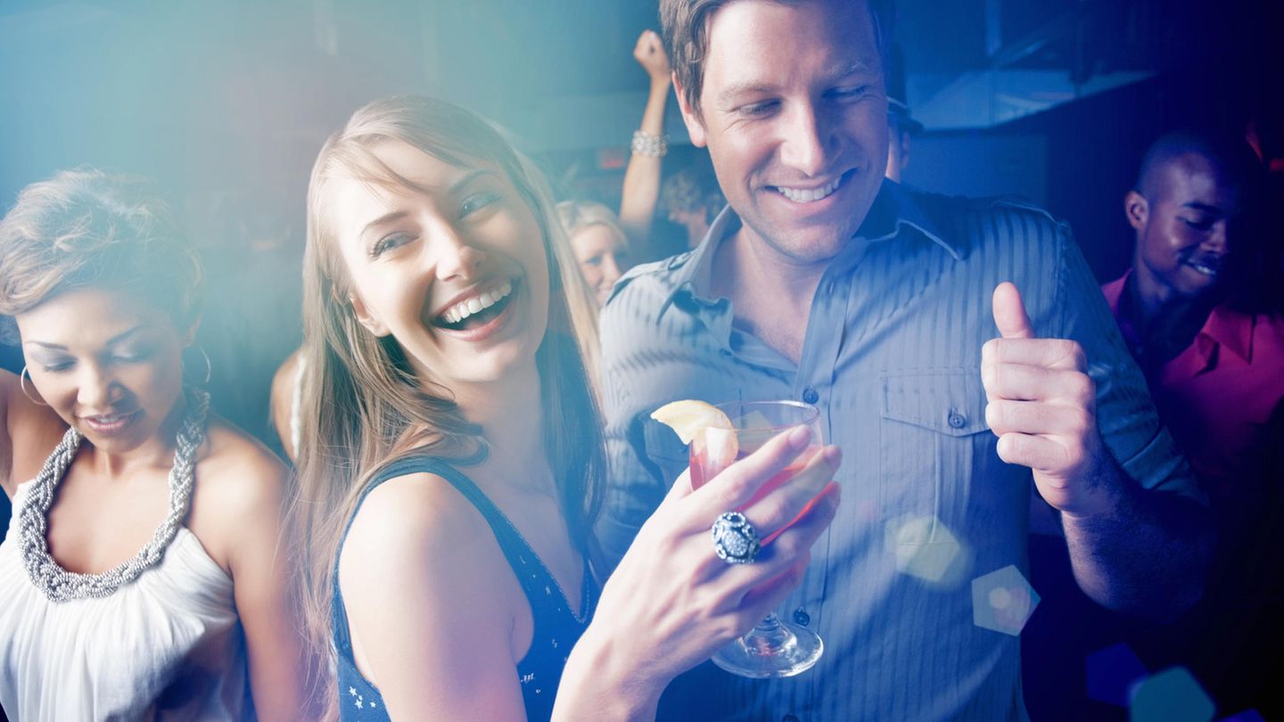 Junge Frauen feiern auf einer Party