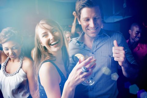 Junge Frauen feiern auf einer Party