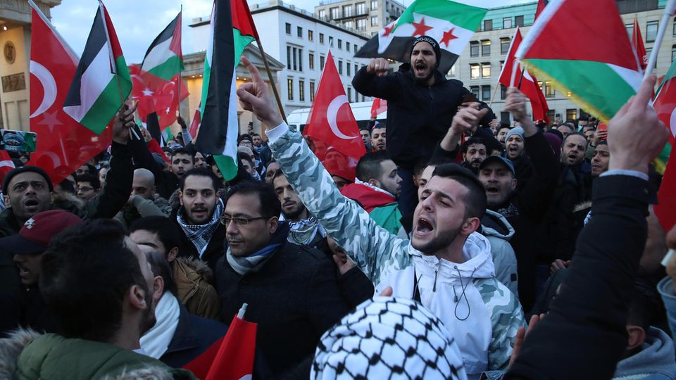 Israelische Flaggen bei Protesten in Berlin verbrannt