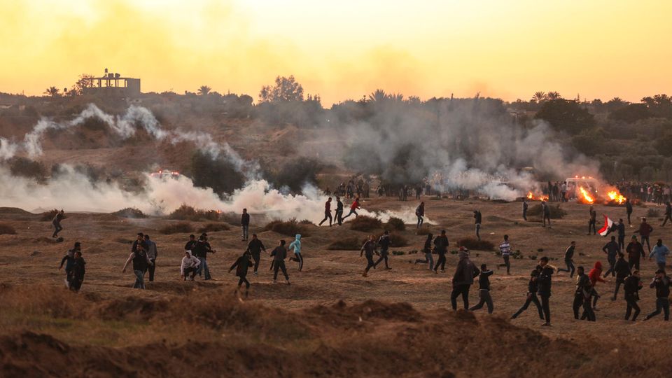 Demonstranten protestieren in Bureij im Gazastreifen Demonstranten protestieren in Bureij im Gazastreifen