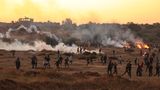 Demonstranten protestieren in Bureij im Gazastreifen