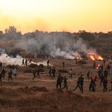 Demonstranten protestieren in Bureij im Gazastreifen