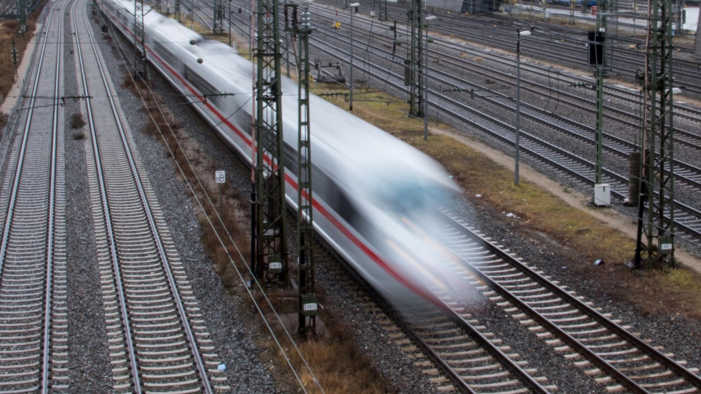 Ein Sonderzug der Deutschen Bahn am Bahnhof in München (Symbolbild)