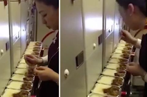 Stewardess beim Essen