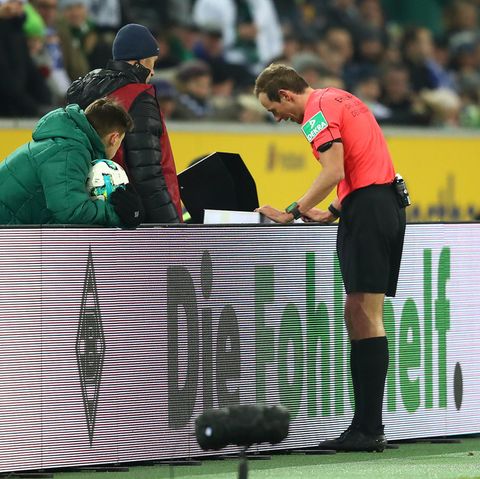 Referee Stegemann schaut sich die Szene vor dem Elfmeterpfiff noch einmal an