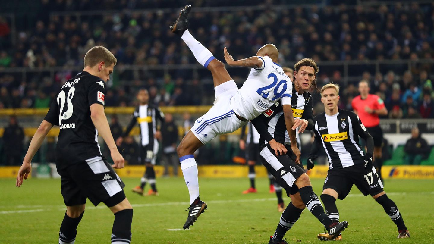 Spieler vom FC Schalke und Borussia Mönchengladbach im Kampf um den Ball