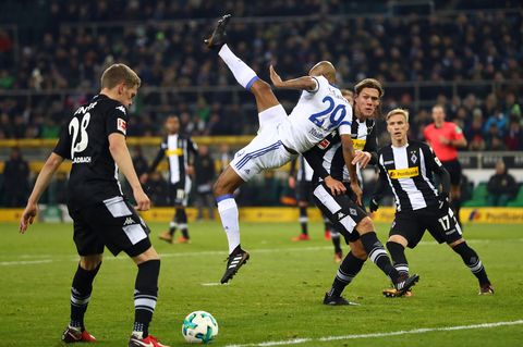 Spieler vom FC Schalke und Borussia Mönchengladbach im Kampf um den Ball